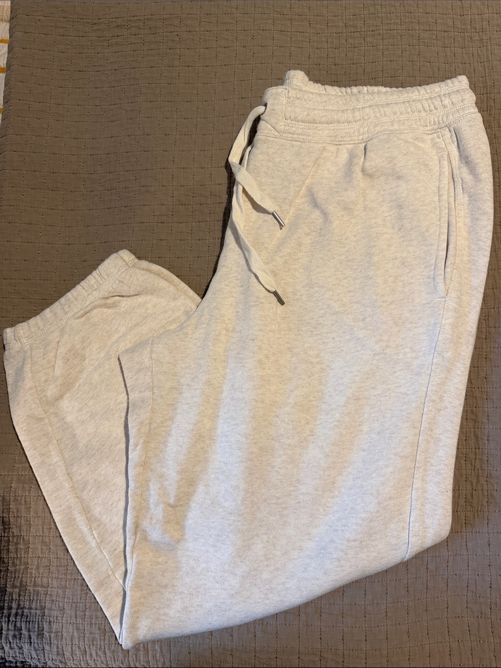 aerie cream/beige women’s Sweatpants with Drawstring and pockets